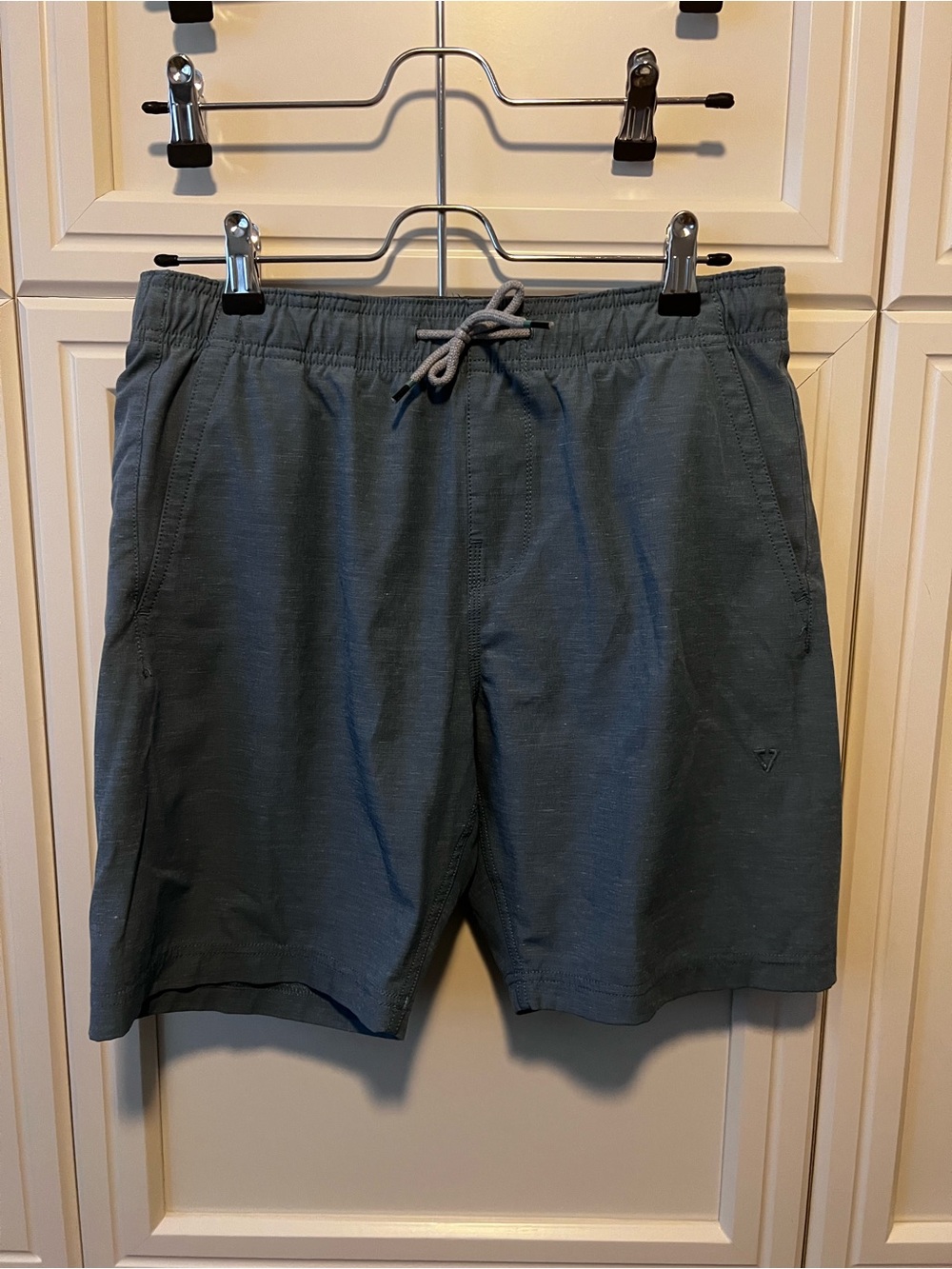 VISSLA Men's Dark Gray Elastic Waist Shorts